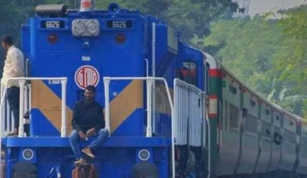 যাত্রীদের আন্দলন সফল, চন্দনা ট্রেন থামল ফরিদপুরে যাত্রীদের আন্দলন সফল, চন্দনা ট্রেন থামল ফরিদপুরে