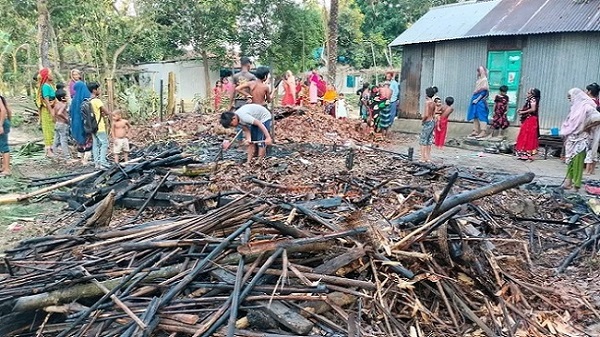 চরভদ্রাসনে অগ্নিকান্ডে দুটি ঘড় পুড়ে ছাই