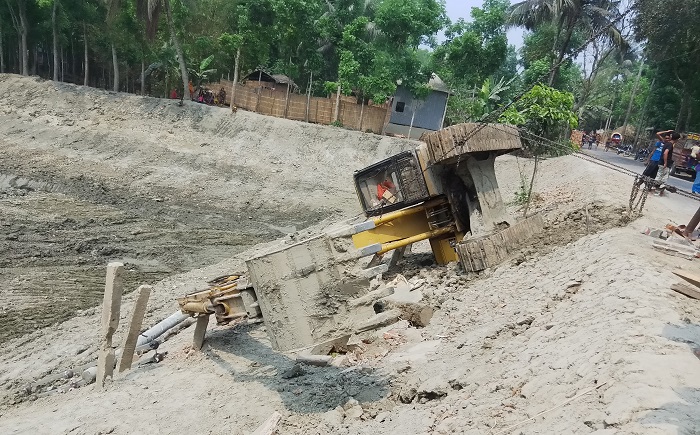 এসকাভেটর উল্টে পড়লো বিদ্যুতের খুটির ওপর