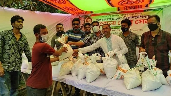 ফরিদপুরে সুবিধা বঞ্চিত মানুষের মাঝে বিএনপির খাদ্য সামগ্রী বিতরণ