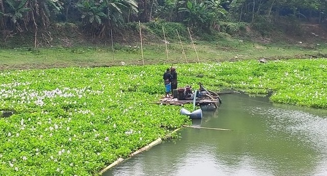 অভিযানের পরও কুমার নদী থেকে বালু উত্তোলন চলছে অভিযানের পরও কুমার নদী থেকে বালু উত্তোলন চলছে