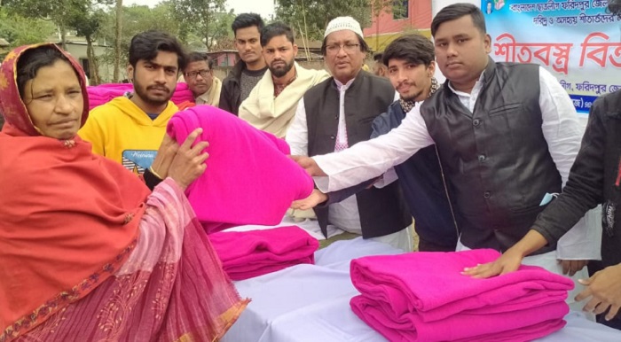 ফরিদপুরে ছাত্রলীগের শীতবস্ত্র বিতরণ ফরিদপুরে ছাত্রলীগের শীতবস্ত্র বিতরণ