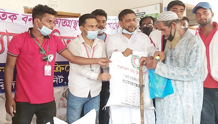 চরভদ্রাসনে বন্যায় ক্ষতিগ্রস্তদের মাঝে খাদ্য সামগ্রী বিতরণ চরভদ্রাসনে বন্যায় ক্ষতিগ্রস্তদের মাঝে খাদ্য সামগ্রী বিতরণ