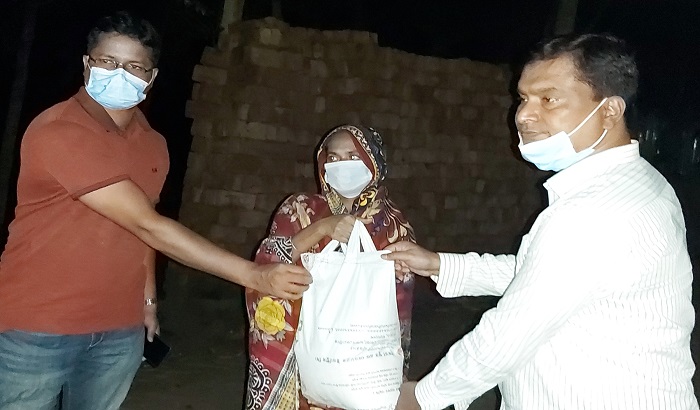 রাতে খাদ্য নিয়ে হত দরিদ্রদের পাশে ওসি জাকারিয়া হোসেন রাতে খাদ্য নিয়ে হত দরিদ্রদের পাশে ওসি জাকারিয়া হোসেন