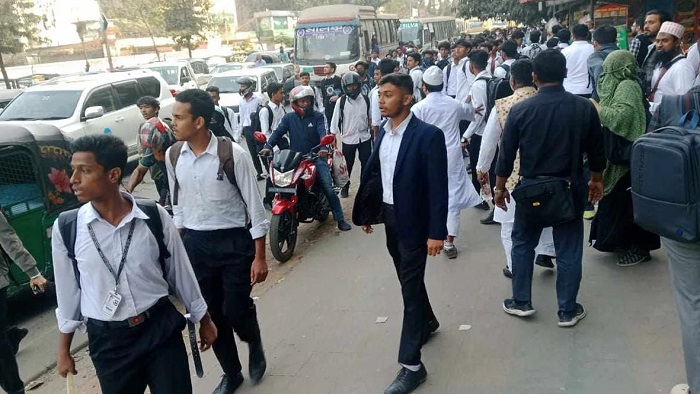 ঢাকায় দুই কলেজের শিক্ষার্থীদের সংঘর্ষ ঢাকায় দুই কলেজের শিক্ষার্থীদের সংঘর্ষ