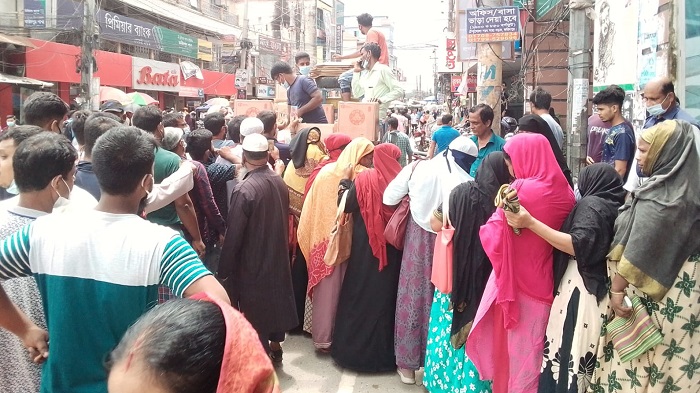 ফরিদপুরে টিসিবির ট্রাকে উপচে পড়া ভিড়