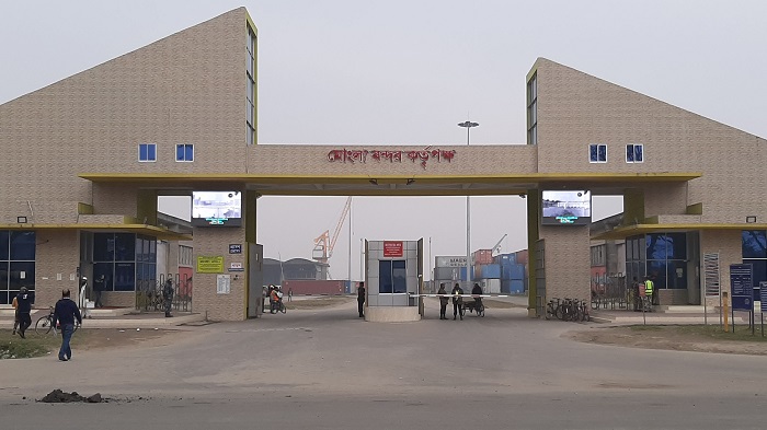 মোংলা বন্দরের তিন নিরাপত্তা কর্মকর্তা লাঞ্চিত
