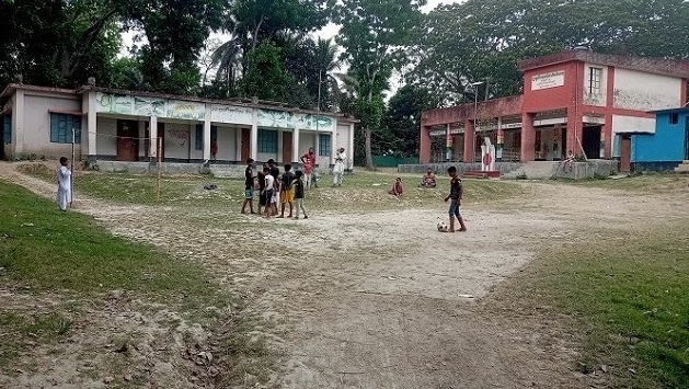 স্কুলের নেই সীমানা প্রাচীর:নিরাপত্তা ঝুঁকিতে শিক্ষার্থীরা স্কুলের নেই সীমানা প্রাচীর:নিরাপত্তা ঝুঁকিতে শিক্ষার্থীরা