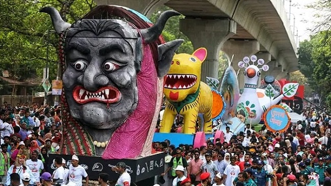 ‘স্বৈরাচারের প্রতিকৃতি’ নিয়ে বর্ষবরণ আনন্দ শোভাযাত্রা ‘স্বৈরাচারের প্রতিকৃতি’ নিয়ে বর্ষবরণ আনন্দ শোভাযাত্রা