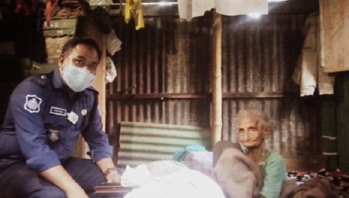 ১১৫ বছরের অসহায় নারীর পাশে ওসি সাদেকুর রহমান 