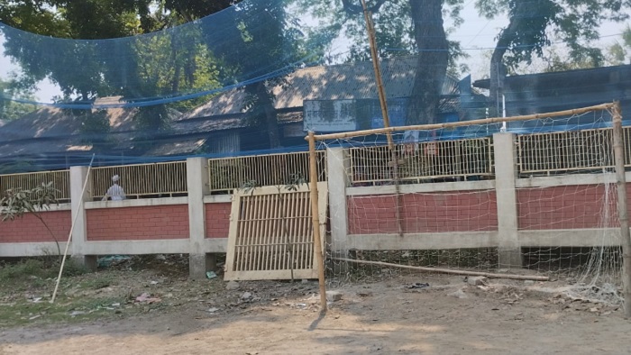 নির্মাণের ৪ মাসেই ভেঙ্গেছে স্কুলের গেট, ঠিক হয়নি ৬ মাসেও নির্মাণের ৪ মাসেই ভেঙ্গেছে স্কুলের গেট, ঠিক হয়নি ৬ মাসেও