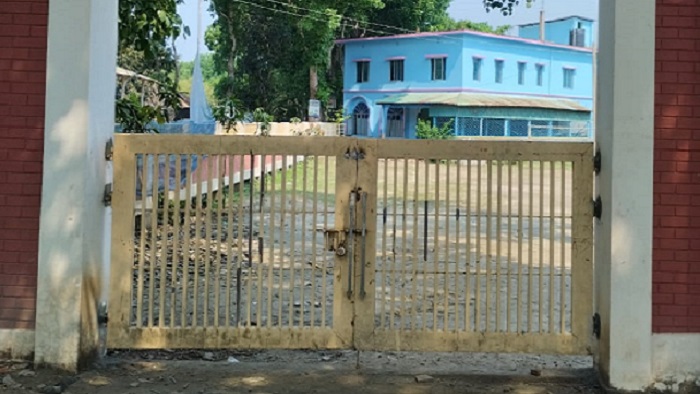 পত্রিকায় নিউজ প্রকাশের পর ঠিক করা হলো সেই স্কুলের গেট পত্রিকায় নিউজ প্রকাশের পর ঠিক করা হলো সেই স্কুলের গেট