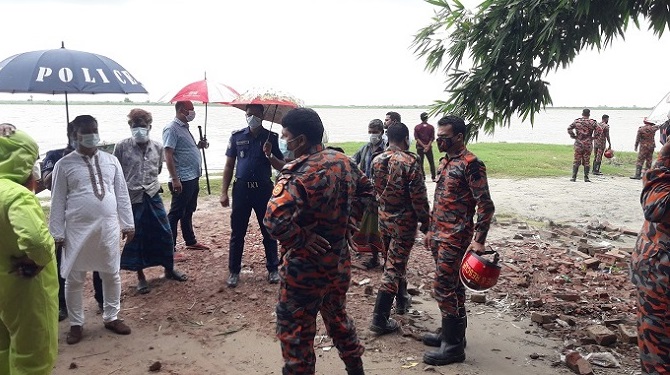 পদ্মায় নৌকাডুবি, যুবক নিখোঁজ পদ্মায় নৌকাডুবি, যুবক নিখোঁজ