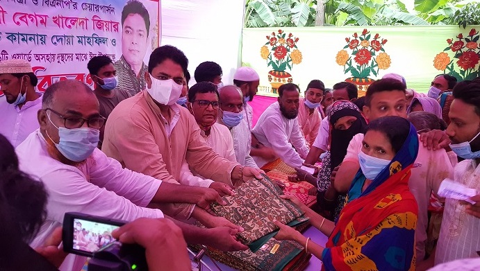 ফরিদপুরে যুবদল নেতা পিংকুর ঈদ উপহার বিতরণ ফরিদপুরে যুবদল নেতা পিংকুর ঈদ উপহার বিতরণ