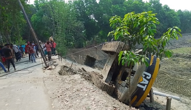 এসকাভেটর উল্টে পড়লো বিদ্যুতের খুটির ওপর