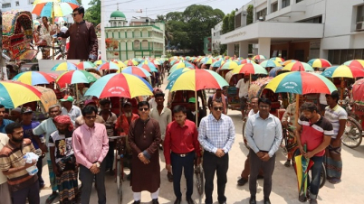 রিক্সা চালকদের ছাতা ও স্যালাইন দিলেন ফরিদপুরের ডিসি