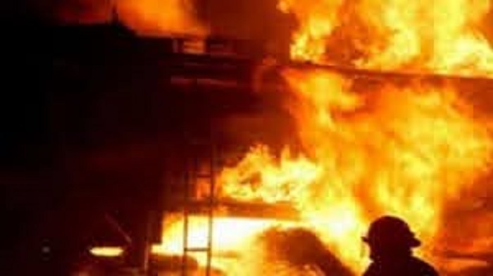 কোভিড হাসপাতালে আগুন, ৬ জনের মৃত্যু কোভিড হাসপাতালে আগুন, ৬ জনের মৃত্যু