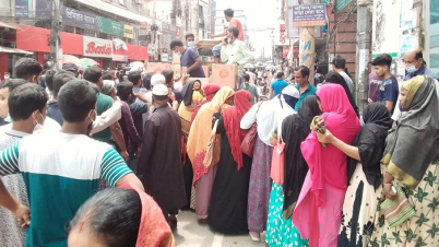 ফরিদপুরে টিসিবির ট্রাকে উপচে পড়া ভিড়