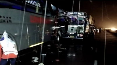 বাসের পেছনে ট্রাকের ধাক্কা, ১৮ যাত্রী নিহত বাসের পেছনে ট্রাকের ধাক্কা, ১৮ যাত্রী নিহত