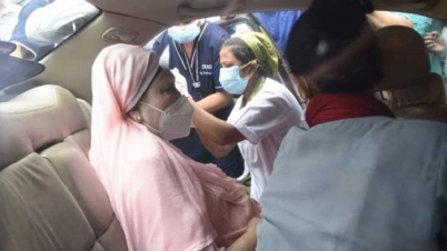 নিজের গাড়ীতে বসেই করোনার টিকা নিলেন খালেদা জিয়া নিজের গাড়ীতে বসেই করোনার টিকা নিলেন খালেদা জিয়া