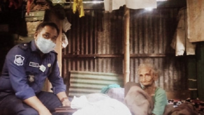১১৫ বছরের অসহায় নারীর পাশে ওসি সাদেকুর রহমান ১১৫ বছরের অসহায় নারীর পাশে ওসি সাদেকুর রহমান