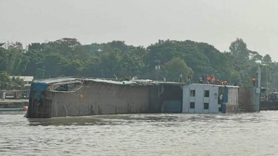 পাটুরিয়া ঘাটে উল্টে গেছে গাড়ি বোঝাই ফেরি
