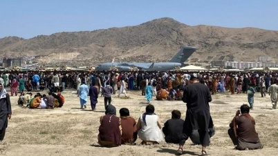 কাবুল বিমানবন্দরের বাইরে প্রচণ্ড হুড়োহুড়ি, পিষ্ট হয়ে ৭ জনের মৃত্য কাবুল বিমানবন্দরের বাইরে প্রচণ্ড হুড়োহুড়ি, পিষ্ট হয়ে ৭ জনের মৃত্য