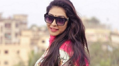 ডিবির হাতে মডেল পিয়াসা আটক ডিবির হাতে মডেল পিয়াসা আটক