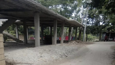 সরকারি জায়গা দখল করে পাকা ভবন নির্মাণ