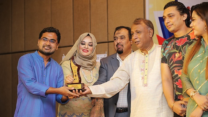 ‘ময়ূরপঙ্খী স্টার অ্যাওয়ার্ড’ পেলেন রাহাত সাইফুল