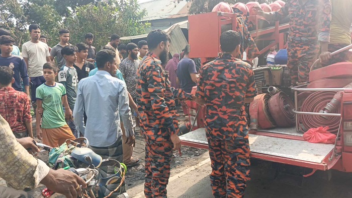 চোখের পলকে ৪টি দোকান পুড়ে ছাই চোখের পলকে ৪টি দোকান পুড়ে ছাই