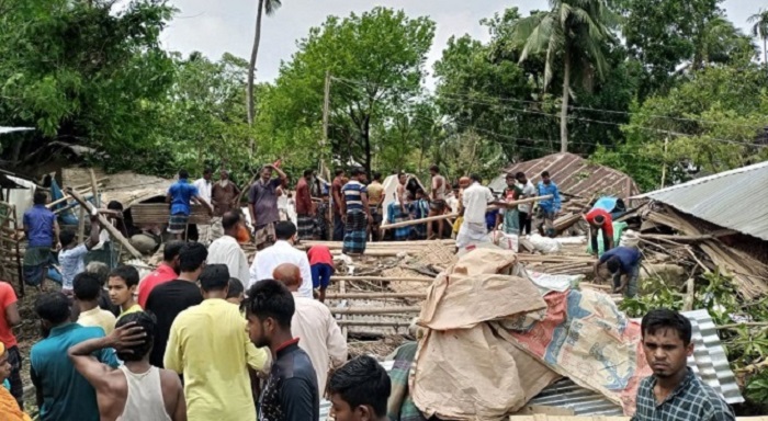 ১ মিনিটের ঘুর্ণিঝড়ে দেড় শতাধিক ঘরবাড়ি লন্ডভন্ড ১ মিনিটের ঘুর্ণিঝড়ে দেড় শতাধিক ঘরবাড়ি লন্ডভন্ড