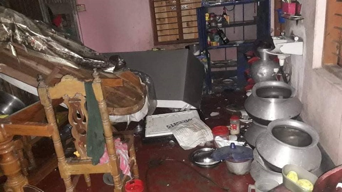 সালথায় সাবেক ইউপি সদস্যের বাড়িতে হামলার ভিডিও ভাইরাল সালথায় সাবেক ইউপি সদস্যের বাড়িতে হামলার ভিডিও ভাইরাল
