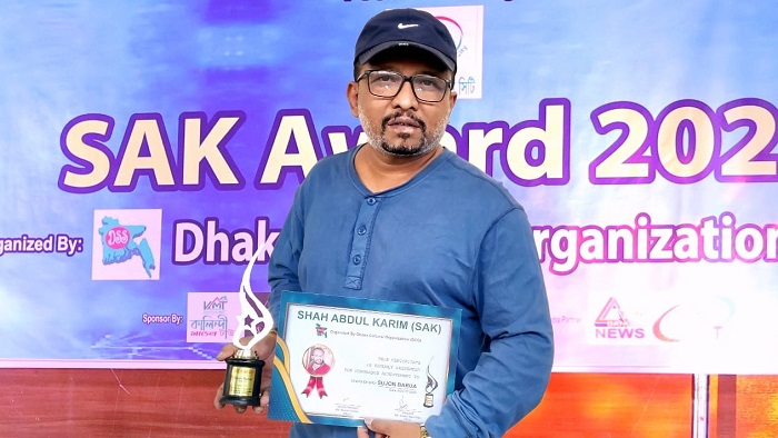 শাহ আব্দুল করিম (এসএকে) অ্যাওয়ার্ড পেলেন সুজন বড়ুয়া শাহ আব্দুল করিম (এসএকে) অ্যাওয়ার্ড পেলেন সুজন বড়ুয়া