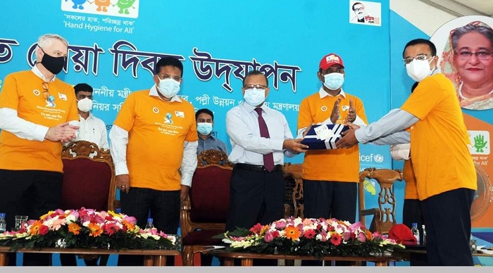 পানির অপচয় রোধে সর্তক থাকার আহ্বান: স্থানীয় সরকার মন্ত্রীর পানির অপচয় রোধে সর্তক থাকার আহ্বান: স্থানীয় সরকার মন্ত্রীর