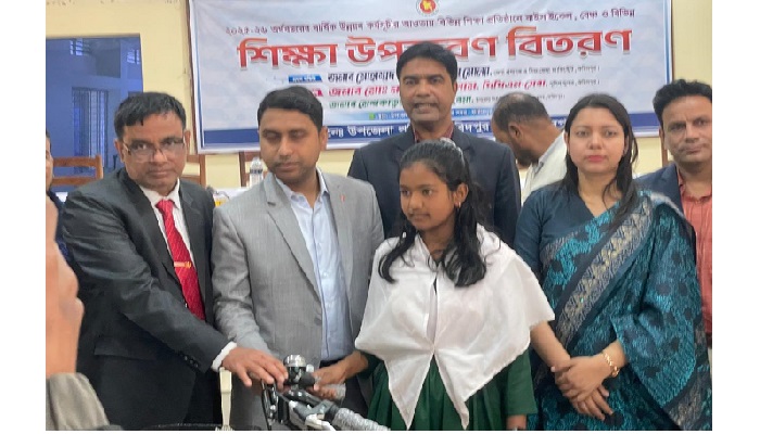 ফরিদপুর ২০০ শিক্ষার্থীদের মাঝে শিক্ষা উপকরণ বিতরণ