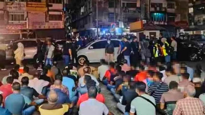 মালয়েশিয়ায় ১৬৫ বাংলাদেশি আটক মালয়েশিয়ায় ১৬৫ বাংলাদেশি আটক