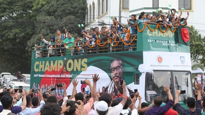 ছাদখোলা বাসে শিরোপাজয়ী সাবিনারা ছাদখোলা বাসে শিরোপাজয়ী সাবিনারা