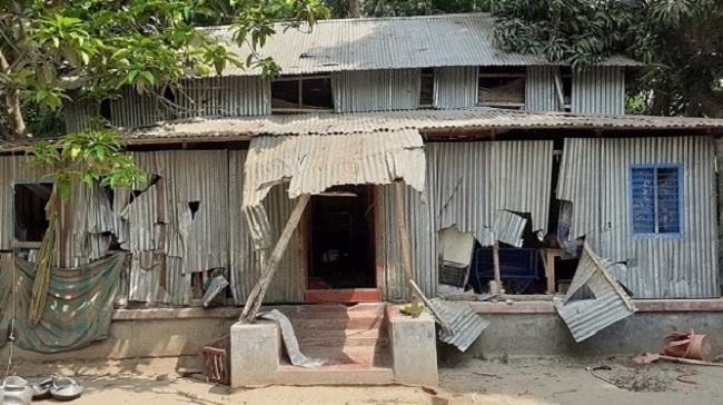 ভ্যানচালক হত্যার গুজব রটিয়ে প্রতিপক্ষের ১৪ বাড়ি ভাঙচুর-লুটপাট ভ্যানচালক হত্যার গুজব রটিয়ে প্রতিপক্ষের ১৪ বাড়ি ভাঙচুর-লুটপাট