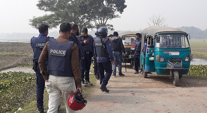 সালথায় দুই গ্রামবাসীর সংঘর্ষ, পুলিশসহ আহত-৩০ সালথায় দুই গ্রামবাসীর সংঘর্ষ, পুলিশসহ আহত-৩০