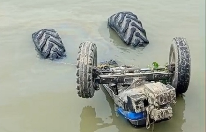 পদ্মা নদীতে ট্রাক্টর পড়ে চালকের মৃত্যু