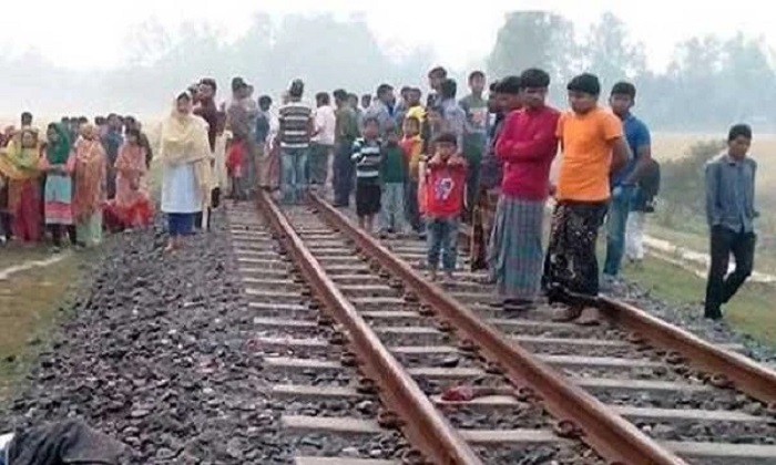 রেললাইনে ঘুম, ট্রেনে কাটা পড়ে ৩ জনের মৃত্যু রেললাইনে ঘুম, ট্রেনে কাটা পড়ে ৩ জনের মৃত্যু