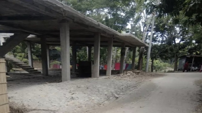 সরকারি জায়গা দখল করে পাকা ভবন নির্মাণ সরকারি জায়গা দখল করে পাকা ভবন নির্মাণ